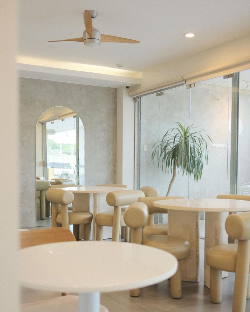 Cafe Beam - quán cafe có nội thất tối giản tông trắng với cảm giác thư giãn.
